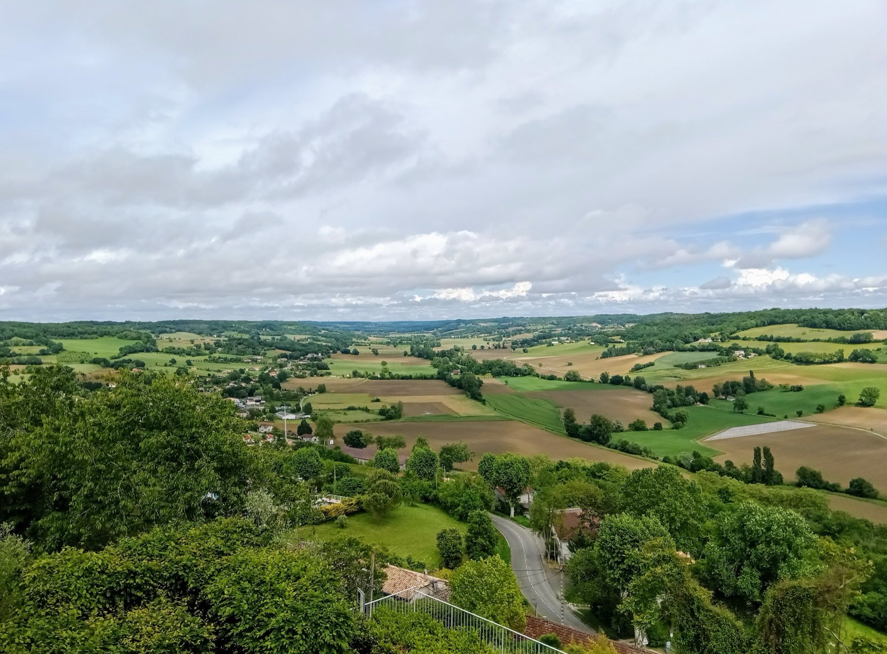 La vallée du Lendou vue depuis Lauzerte, champs et bois du Quercy blanc.
